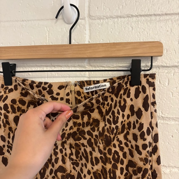 Reformation Marlon pants in leopard - Picture 4 of 5